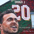 Junto a Diogo Jota está a frase dedicada pelos adeptos «He's a lad from Portugal, better than Figo don't you know Oh his name is Diogo» — «É um rapaz de Portugal, melhor que o Figo, sabiam? Oh, o nome dele é Diogo!