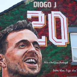 Junto a Diogo Jota está a frase dedicada pelos adeptos «He's a lad from Portugal, better than Figo don't you know Oh his name is Diogo» — «É um rapaz de Portugal, melhor que o Figo, sabiam? Oh, o nome dele é Diogo!