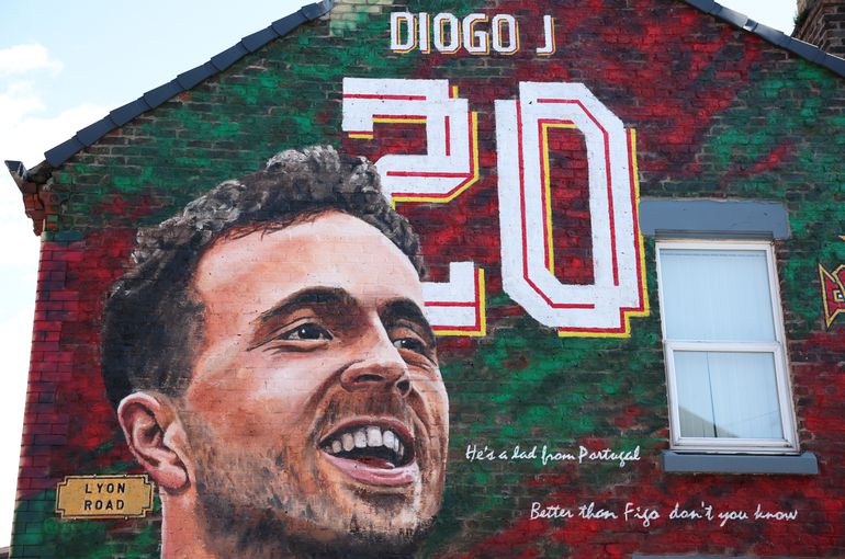 Junto a Diogo Jota está a frase dedicada pelos adeptos «He's a lad from Portugal, better than Figo don't you know Oh his name is Diogo» — «É um rapaz de Portugal, melhor que o Figo, sabiam? Oh, o nome dele é Diogo!