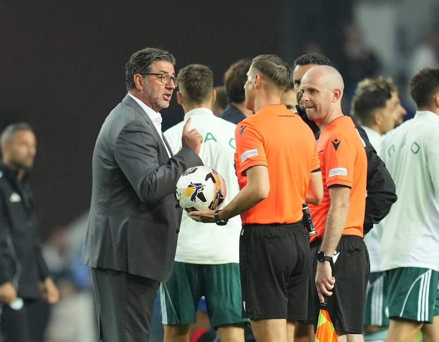 No final do encontro, Rui Vitória foi pedir explicações ao árbitro da partida Foto: IMAGO