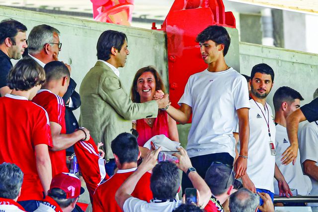 Rui Costa e João Félix cumprimentam-se no Seixal, num jogo de juniores, em maio de 2022