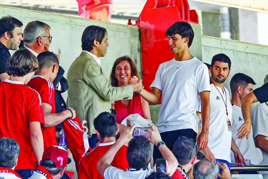 Rui Costa e João Félix cumprimentam-se no Seixal, num jogo de juniores, em maio de 2022