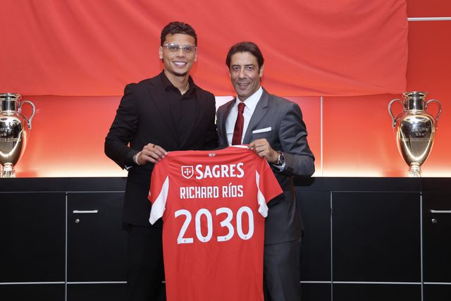 Richard Ríos ao lado do Presidente do Benfica, Rui Costa