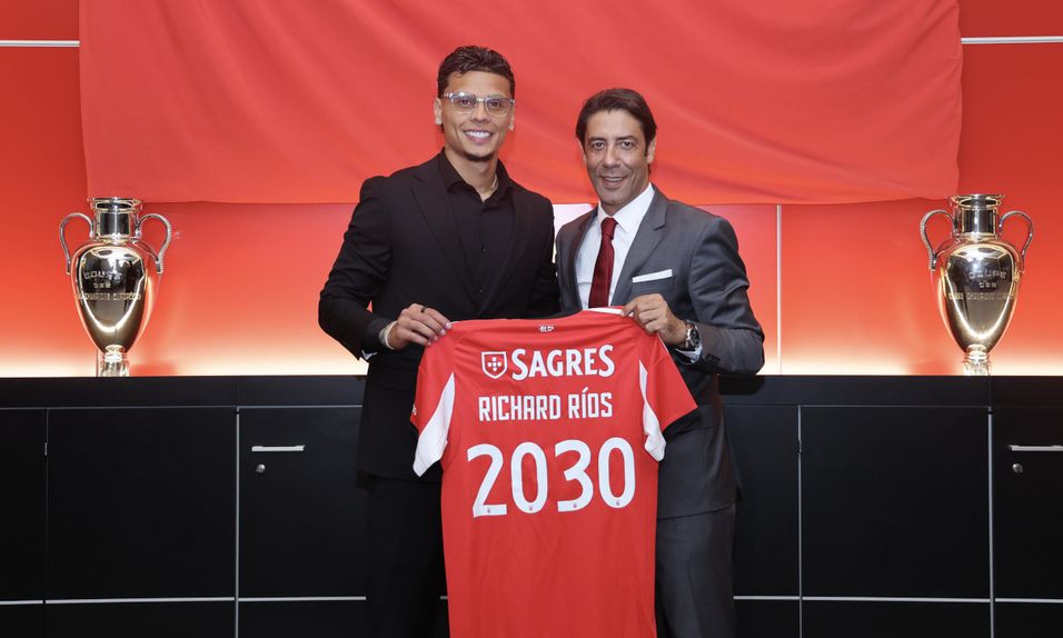 Richard Ríos ao lado do Presidente do Benfica, Rui Costa