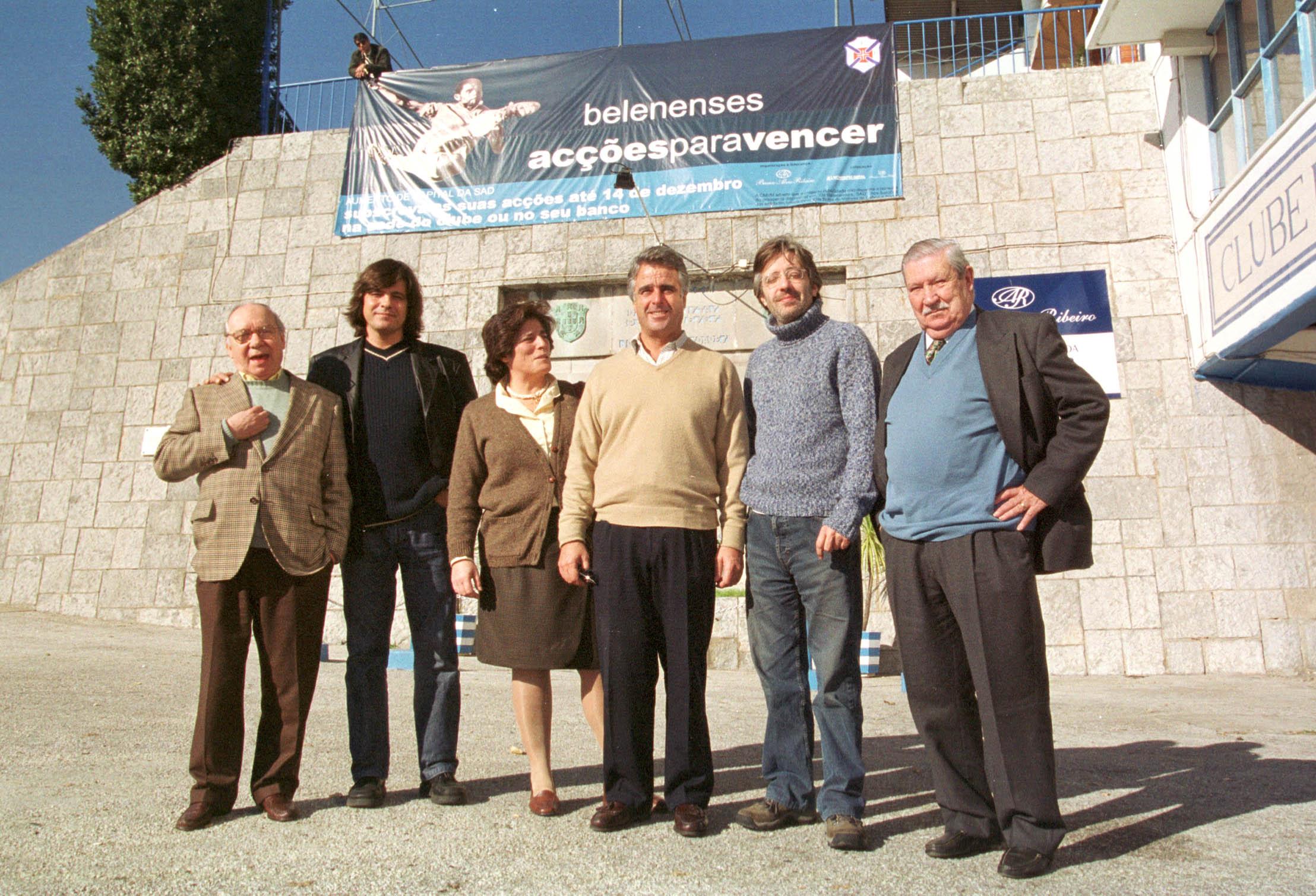 Raul Solnado, Luís Represas, Nuno da Câmara Pereira e outros artistas na subscrição de ações do Belenenses, no Restelo, em dezembro de 2001 - Foto: A BOLA/Miguel Nunes