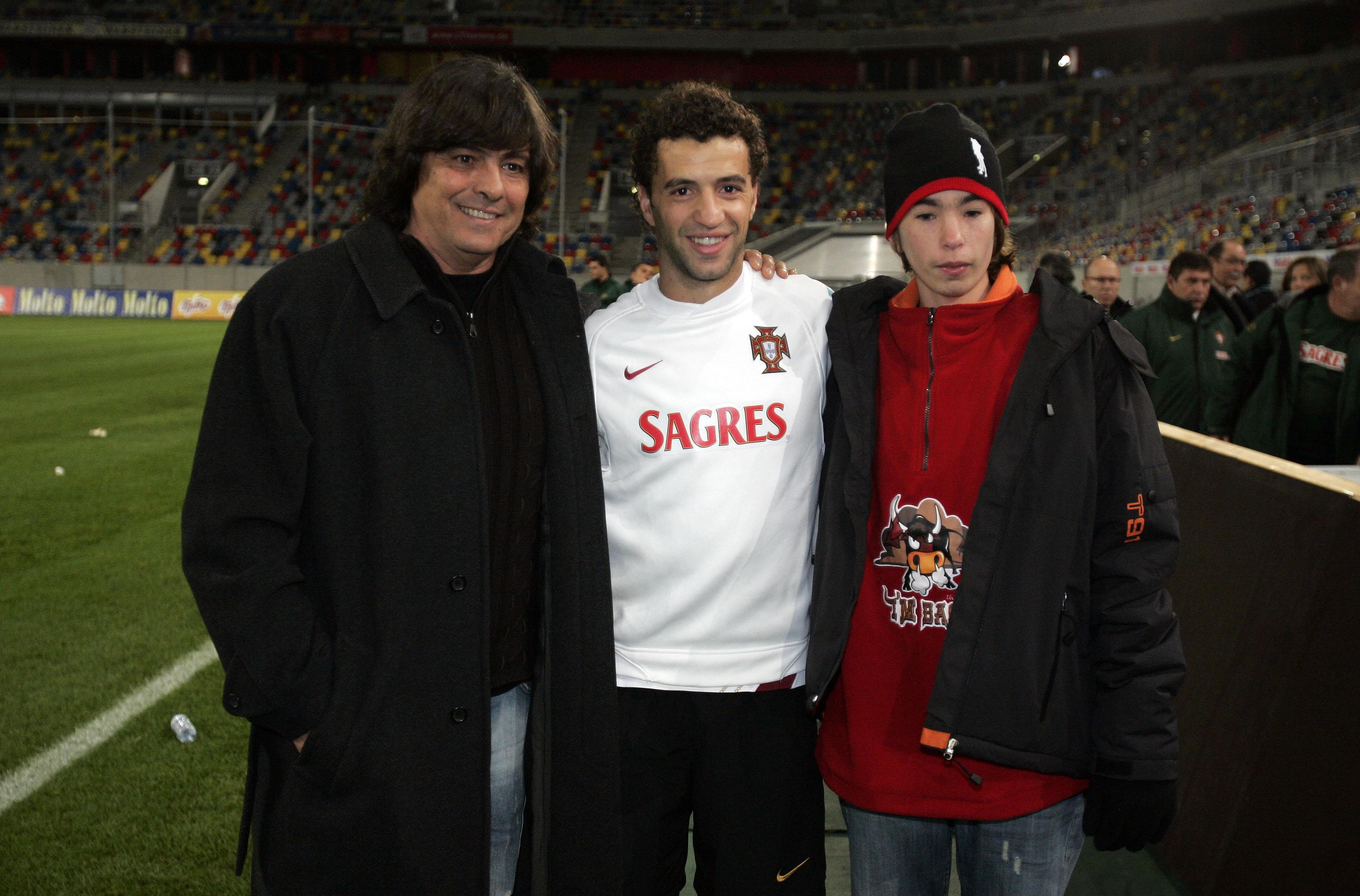 Luís Represas e o filho com Simão Sabrosa, em Dusseldorf, em março de 2008 - Foto: A BOLA/Sérgio Miguel Santos