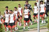 Plantel do Benfica no início de um treino no Seixal (foro: Miguel Nunes)