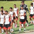 Plantel do Benfica no início de um treino no Seixal (foro: Miguel Nunes)