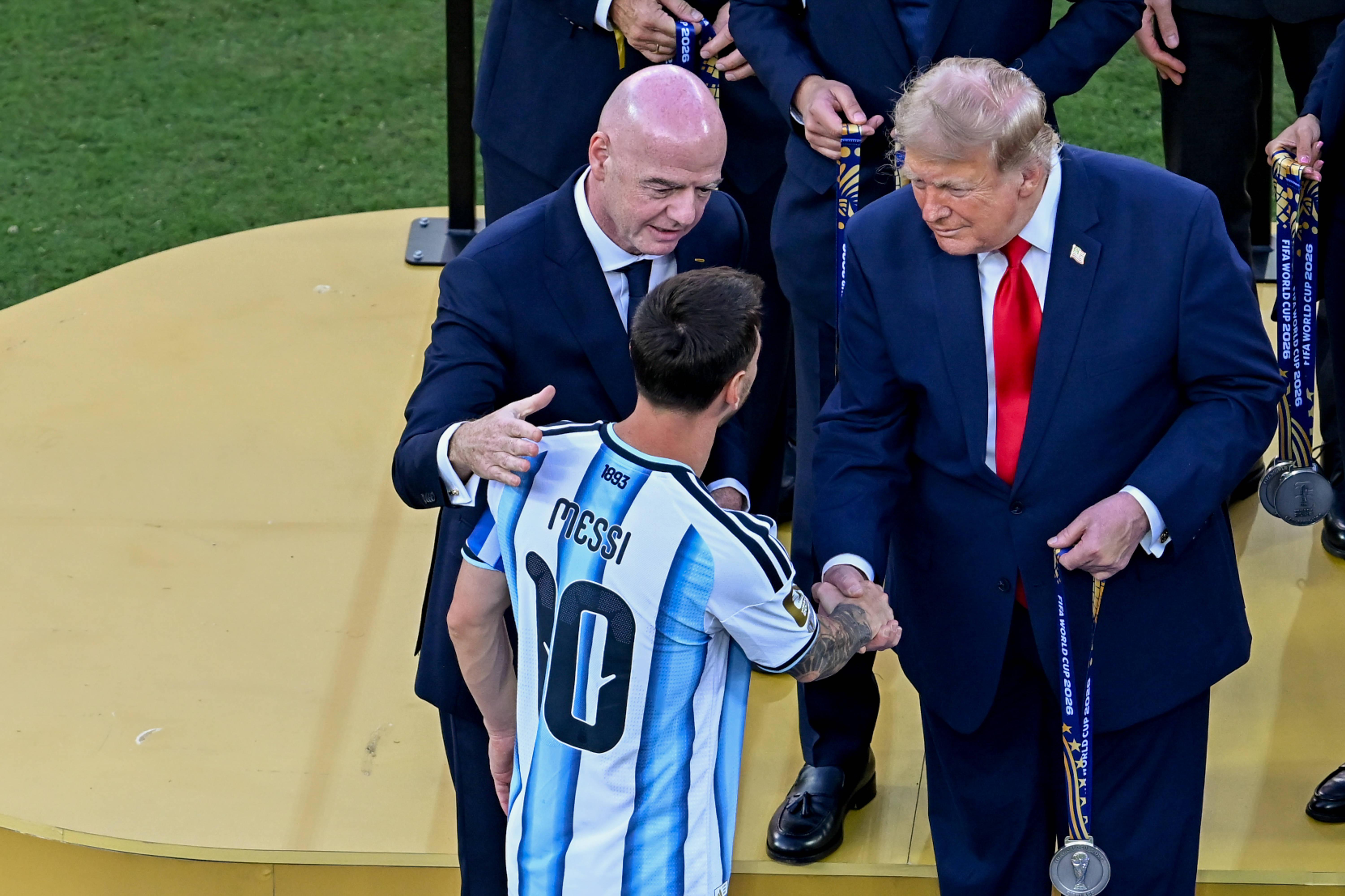 Lionel Messi a recolher a medalha de vice-campeão do mundo pela Argentina, com Trump e Infantino