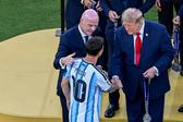Lionel Messi a recolher a medalha de vice-campeão do mundo pela Argentina, com Trump e Infantino