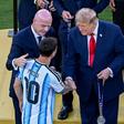 Lionel Messi a recolher a medalha de vice-campeão do mundo pela Argentina, com Trump e Infantino