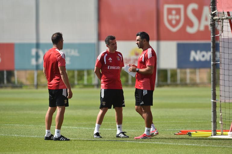 Marco Silva conversa com Ricardo Rocha - Foto: A BOLA/Miguel Nunes