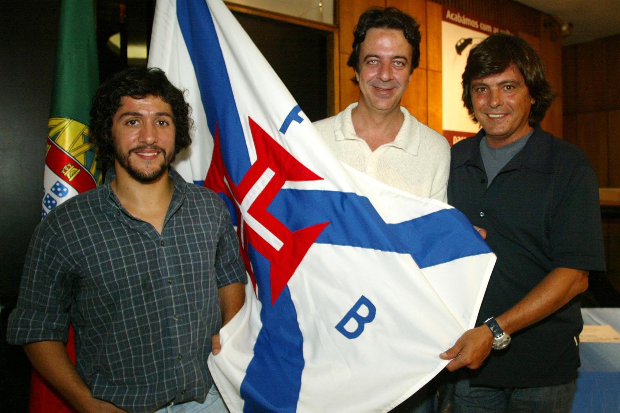 Luís Represas segura uma bandeira do Belenenses ao lado do ator Fernando Ferrão e do também músico João Pedro Pais (foto: A BOLA)