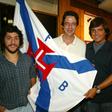 Luís Represas segura uma bandeira do Belenenses ao lado do ator Fernando Ferrão e do também músico João Pedro Pais (foto: A BOLA)