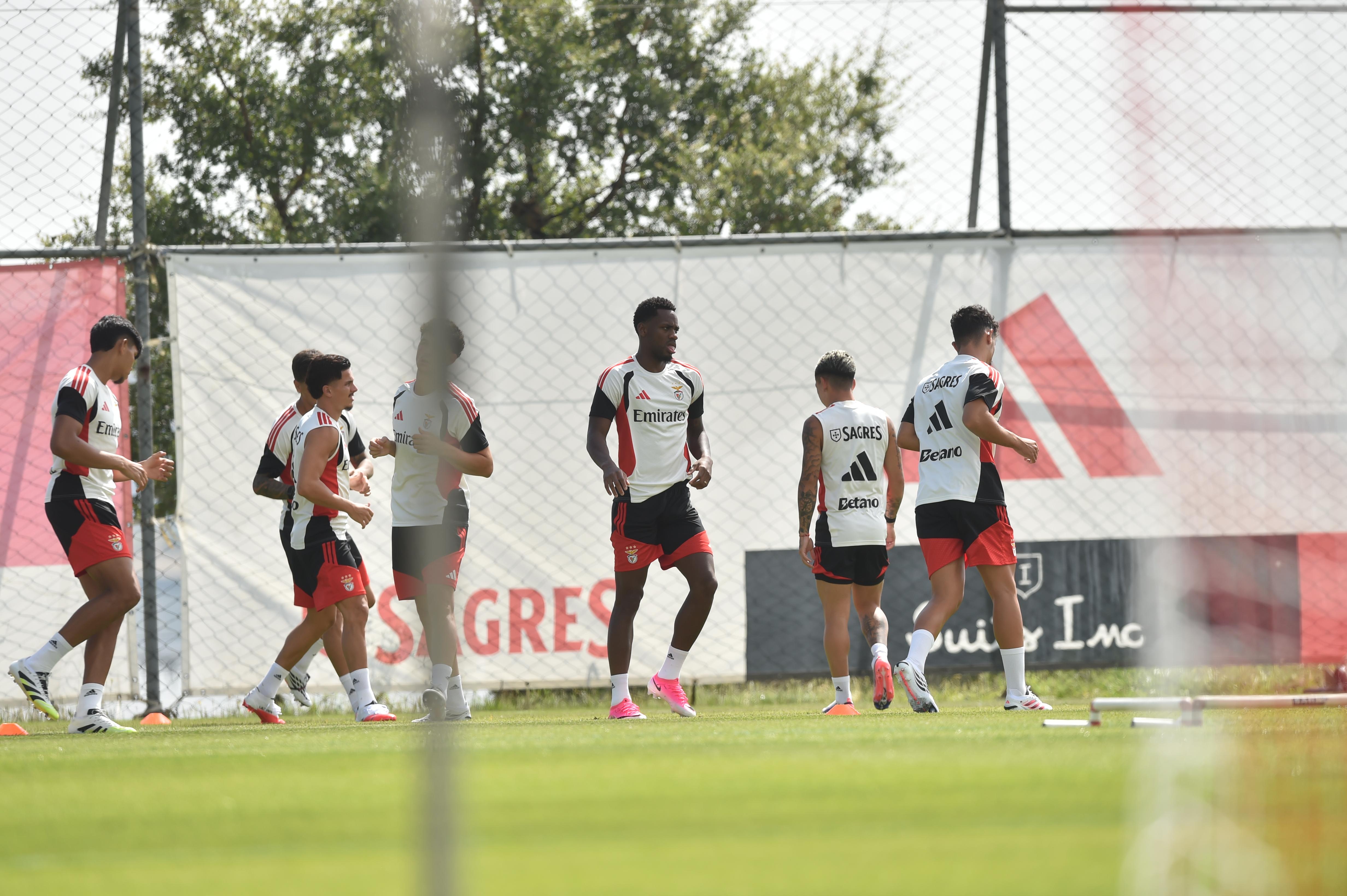Jhon Durán ao centro no treino no Benfica Campus antes do jogo com o St. Gallen - Foto: A BOLA/Miguel Nunes