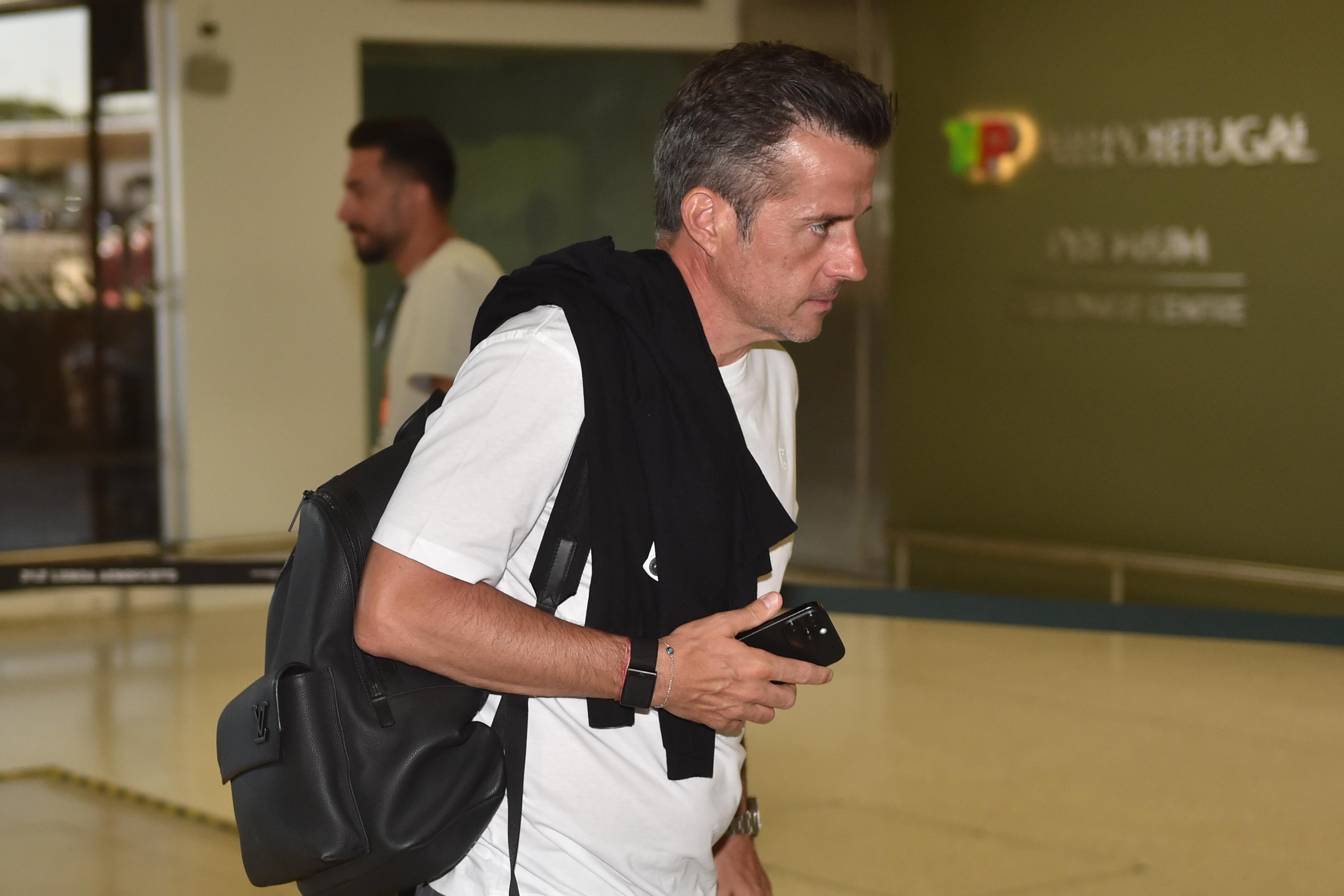 Marco Silva, no aeroporto de Lisboa, antes da partida para a Suíça — Foto: Miguel Nunes