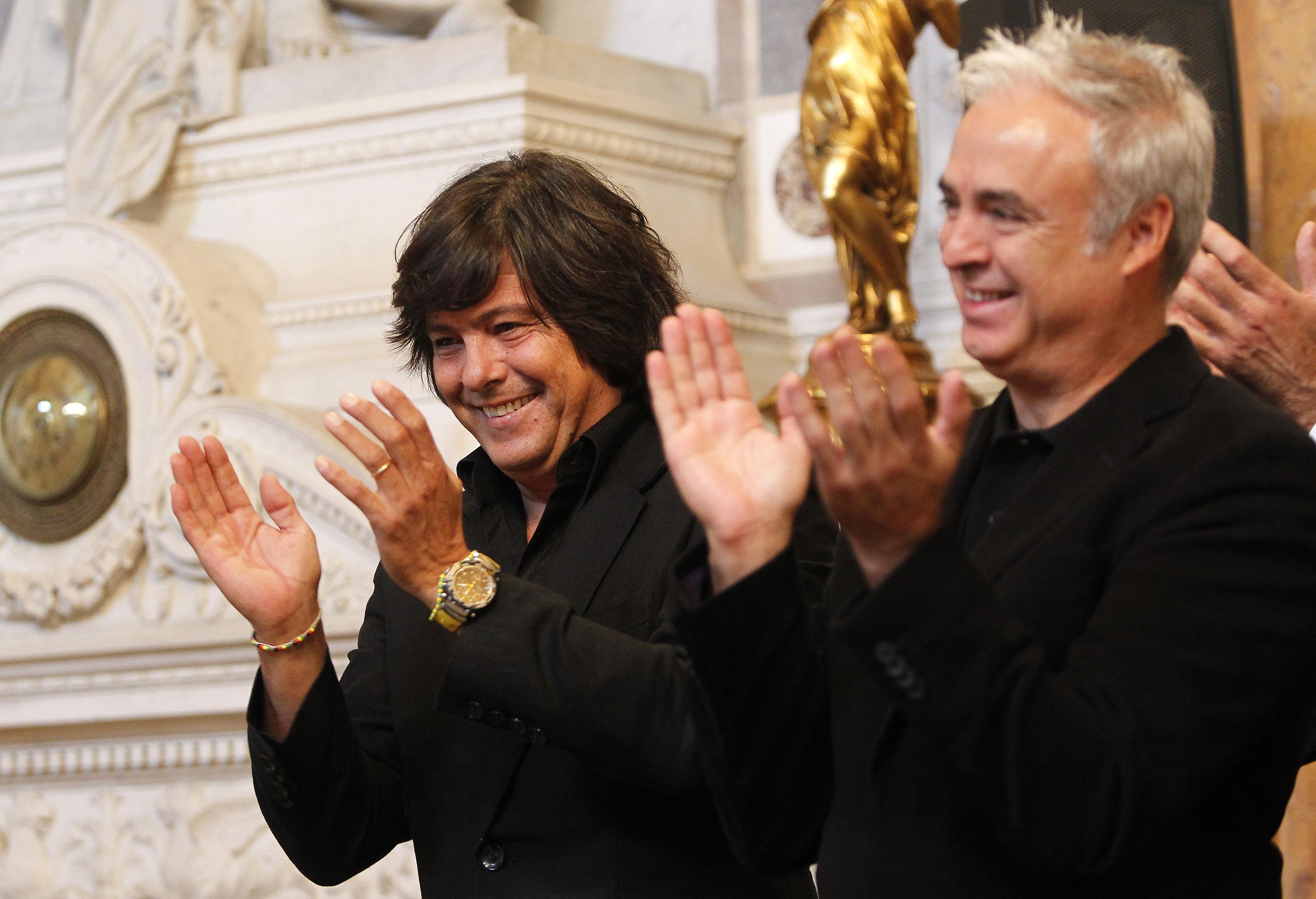 Luís Represas e João Gil na condecoração dos 35 anos dos Trovante no Salão Nobre da Câmara Municipal de Lisboa, em novembro de 2011 - Foto: A BOLA/António Azevedo