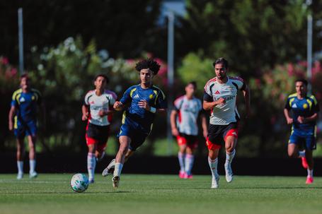 Benfica B triunfante na receção ao Al Nassr (Foto: Al Nassr)