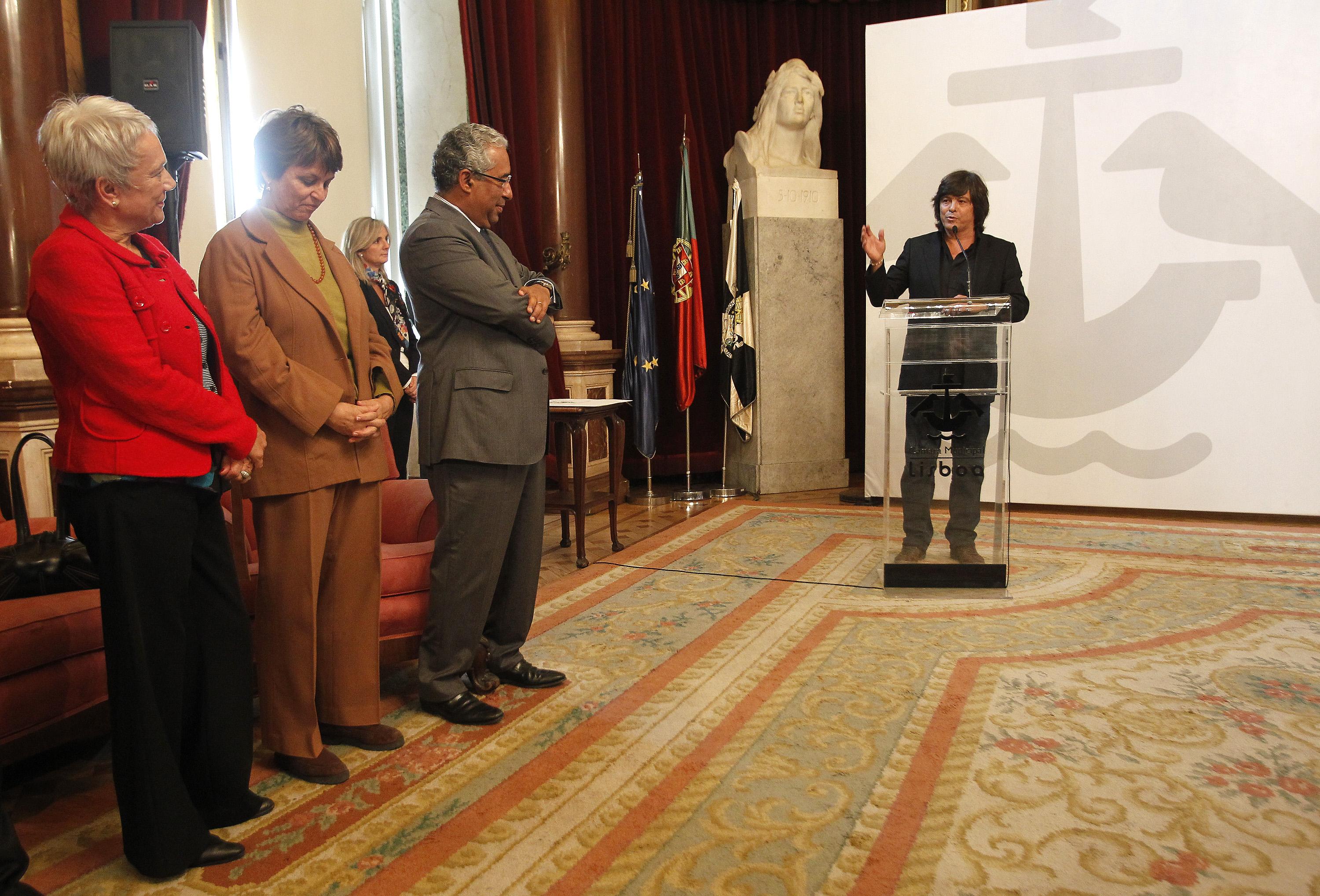 Luís Represas na condecoração dos 35 anos dos Trovante no Salão Nobre da Câmara Municipal de Lisboa, em novembro de 2011 - Foto: A BOLA/António Azevedo