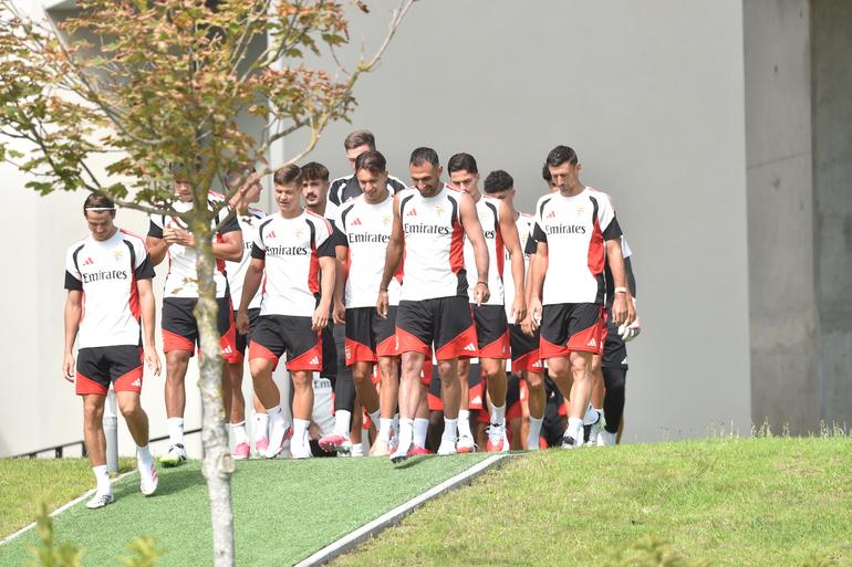Dahl, Dedic e Pavlidis ao centro, à entrada da equipa no relvado para o último treino do Benfica antes de viajar para a Suíça - Foto: A BOLA/Miguel Nunes