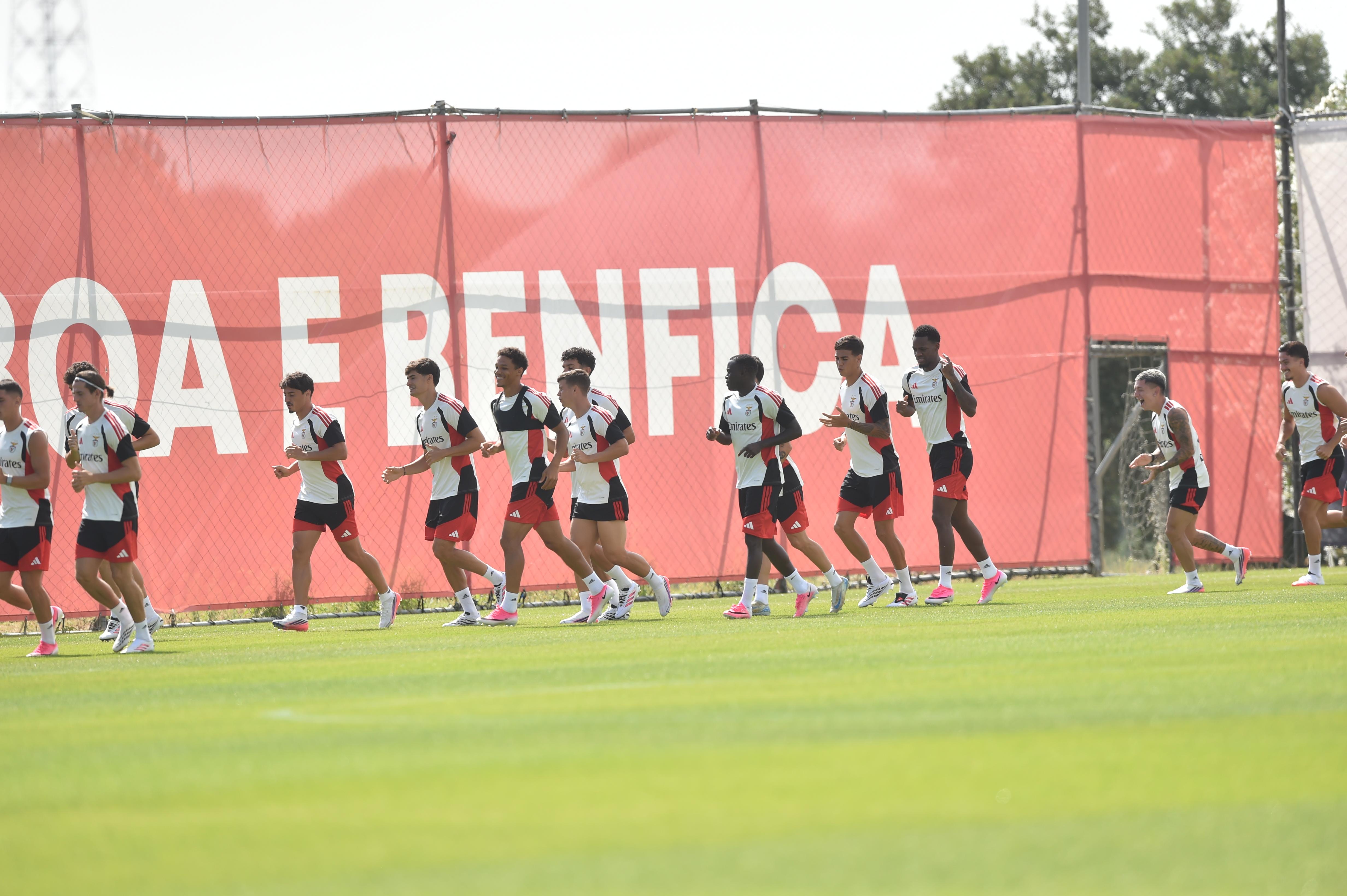 Boa disposição no treino do Benfica nos primeiros 15 minutos abertos à comunicação social - Foto: A BOLA/Miguel Nunes