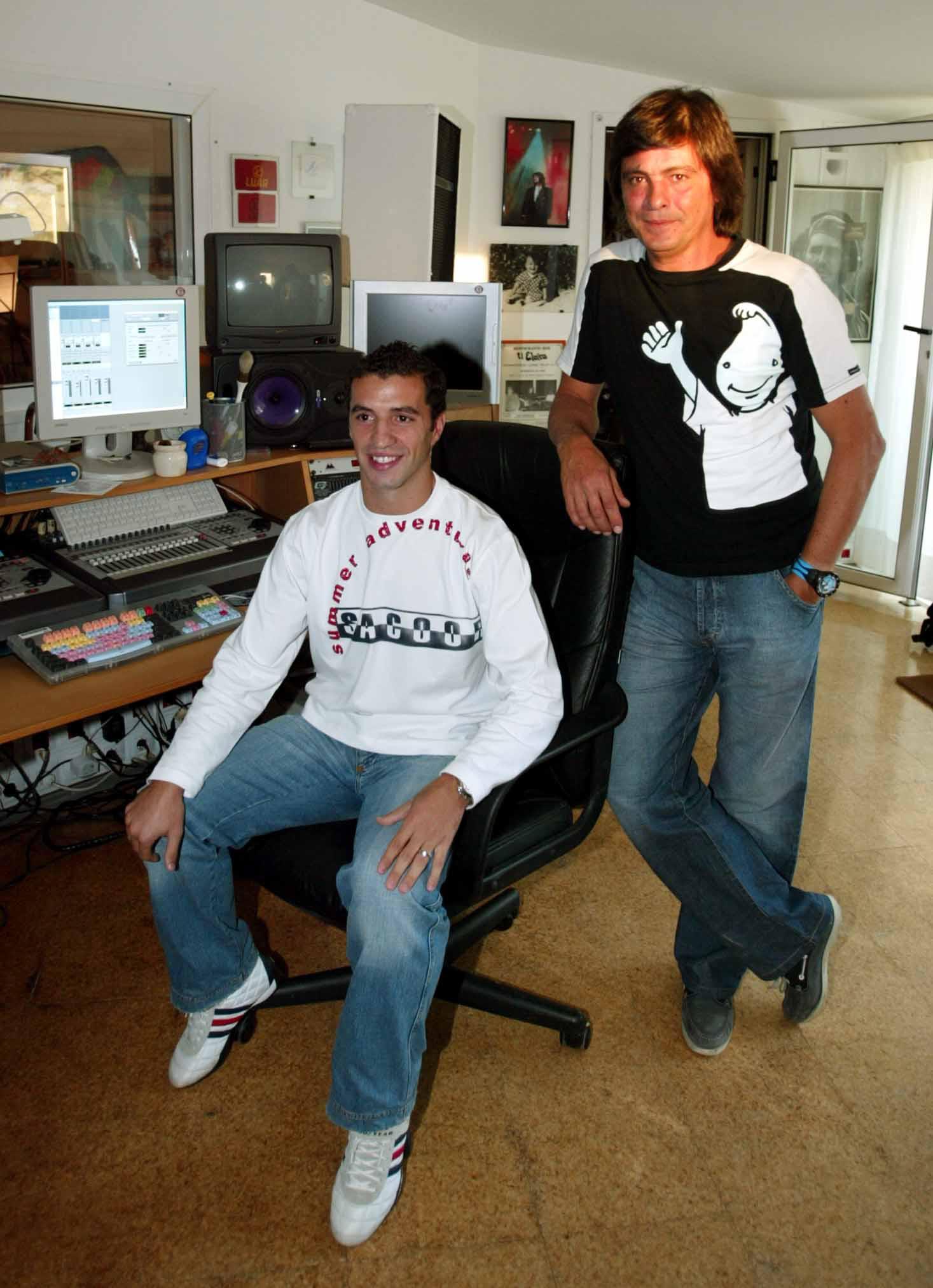 Luís Represas com Simão Sabrosa durante a gravação de um CD, uma ação de solidariedade em outubro de 2004 - Foto: A BOLA