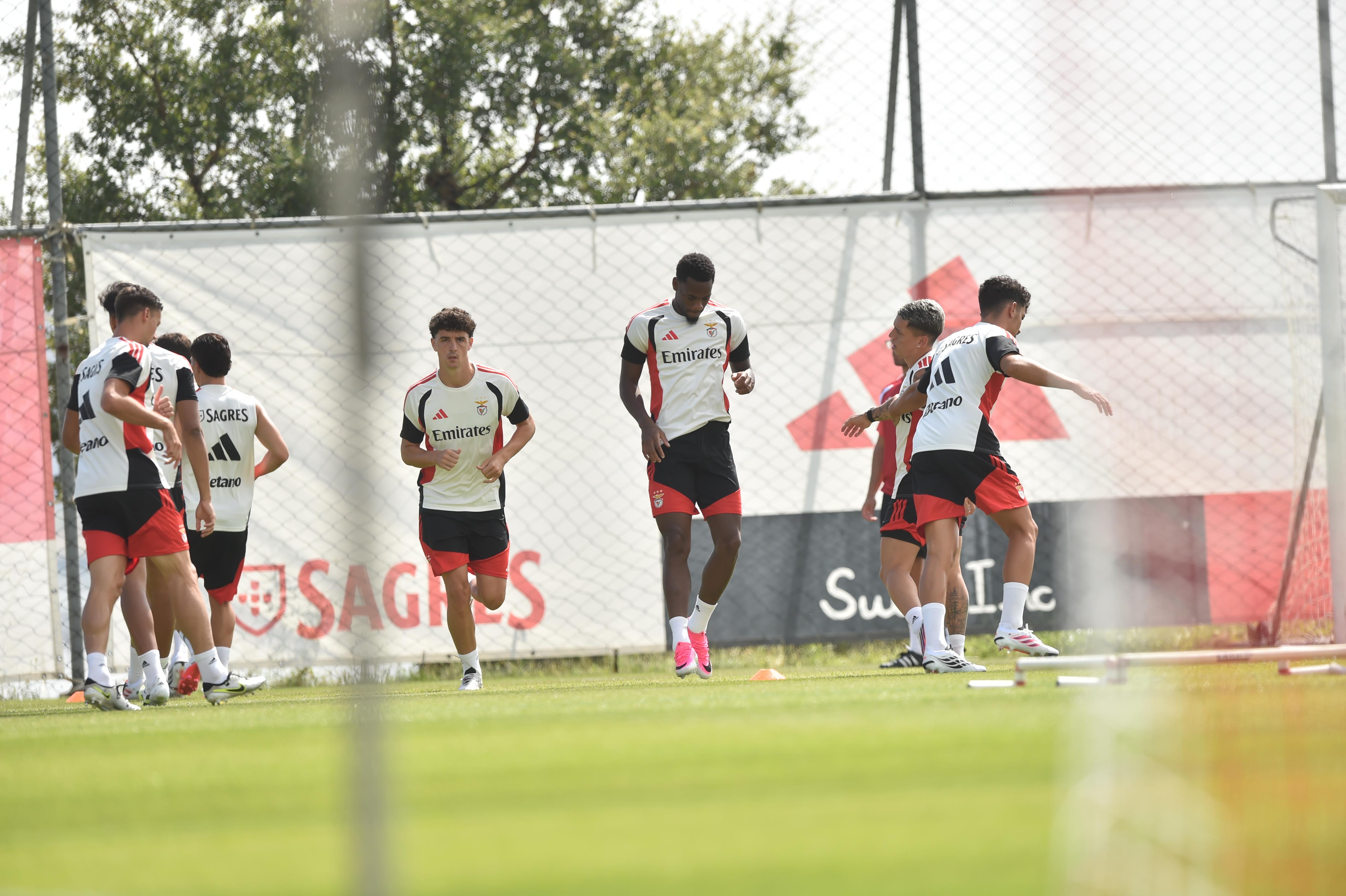 Jhon Durán ao centro no treino no Benfica Campus antes do jogo com o St. Gallen - Foto: A BOLA/Miguel Nunes