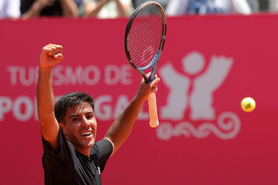 Tiagp Torres já está nos quartos de final do ATP 250 na estreia no circuito. Foto Millenium Estoril Open