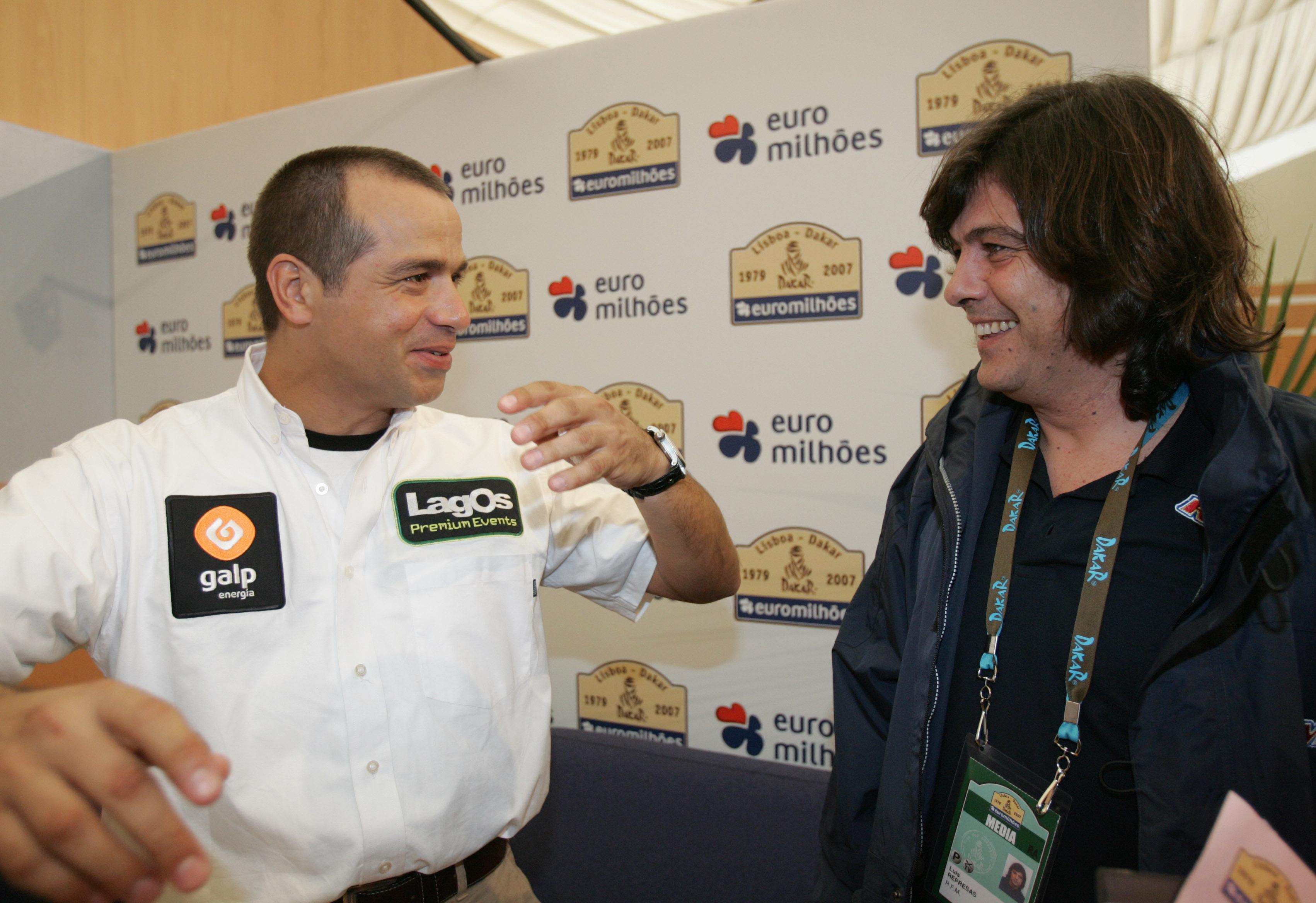 Carlos Sousa e Luís Represas na verificação técnica de veículos antes do Dakar, em janeiro de 2007 - Foto: A BOLA/Sérgio Miguel Santos