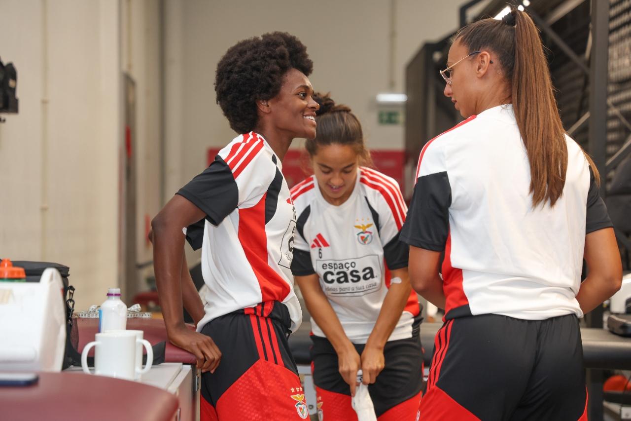 Jogadoras à conversa - Foto: SL Benfica