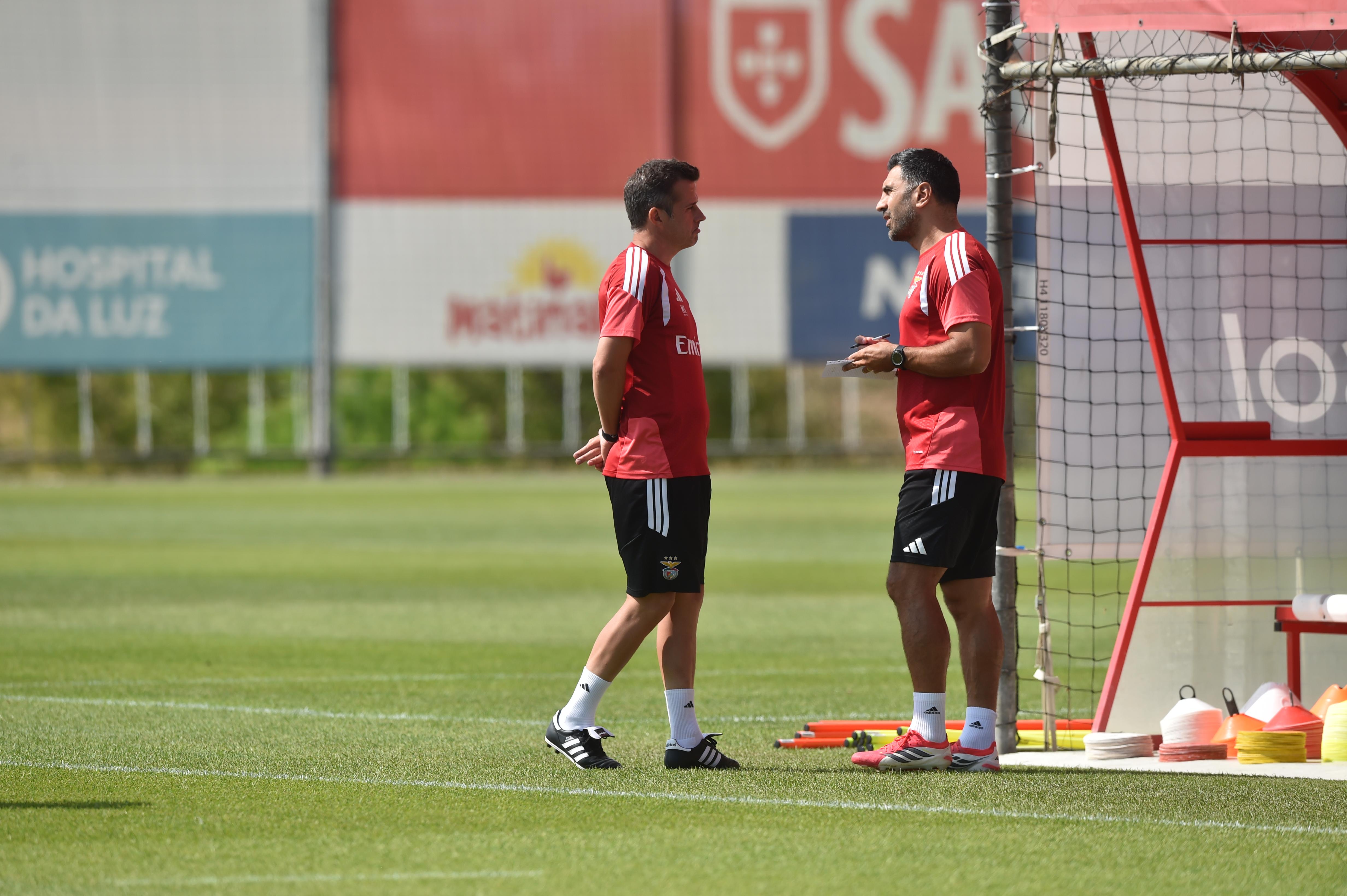 Marco Silva conversa com Ricardo Rocha - Foto: A BOLA/Miguel Nunes