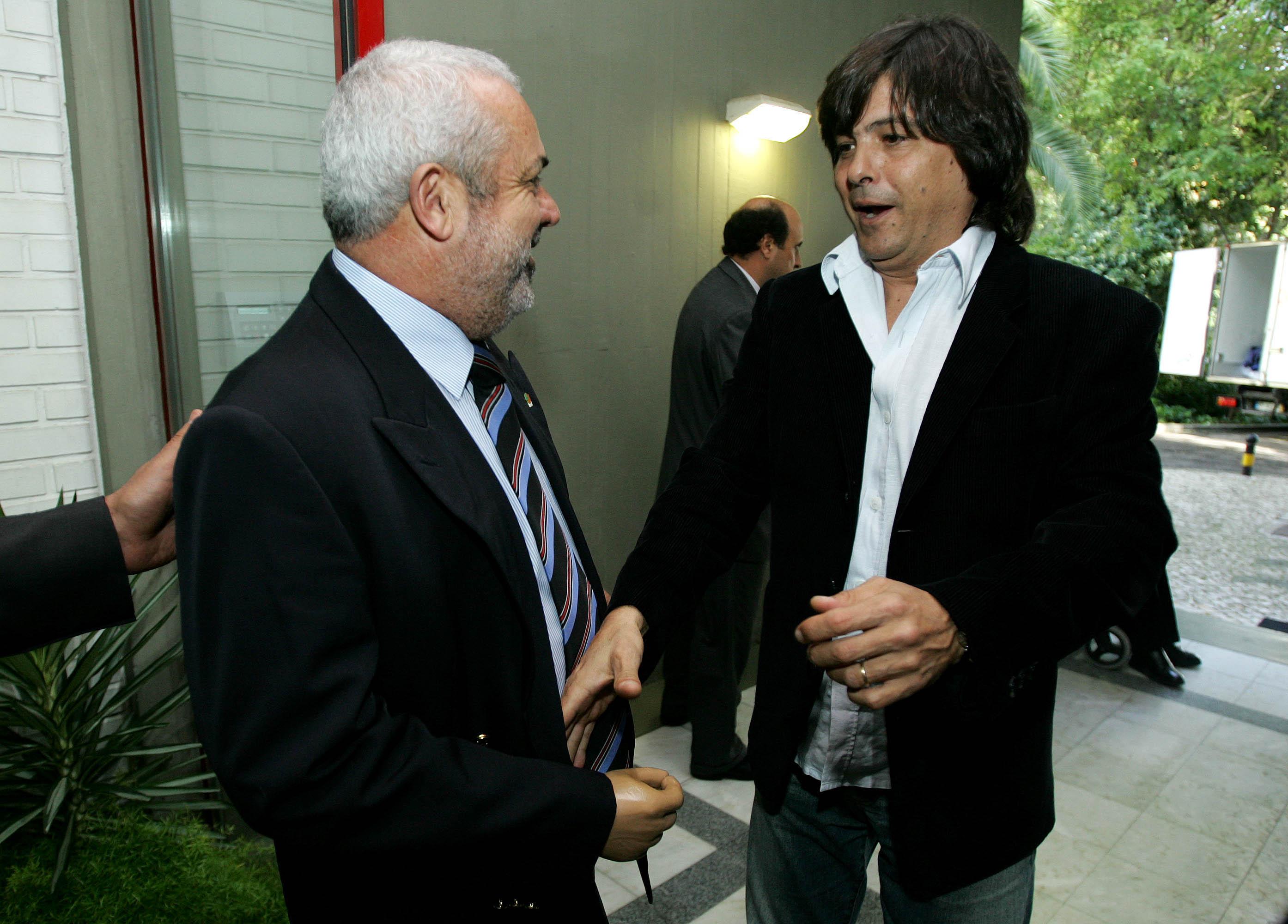 Luís Represas com o presidente da Federação Portuguesa de Deficientes Motores António Neves, em abril de 2006 - Foto: A BOLA