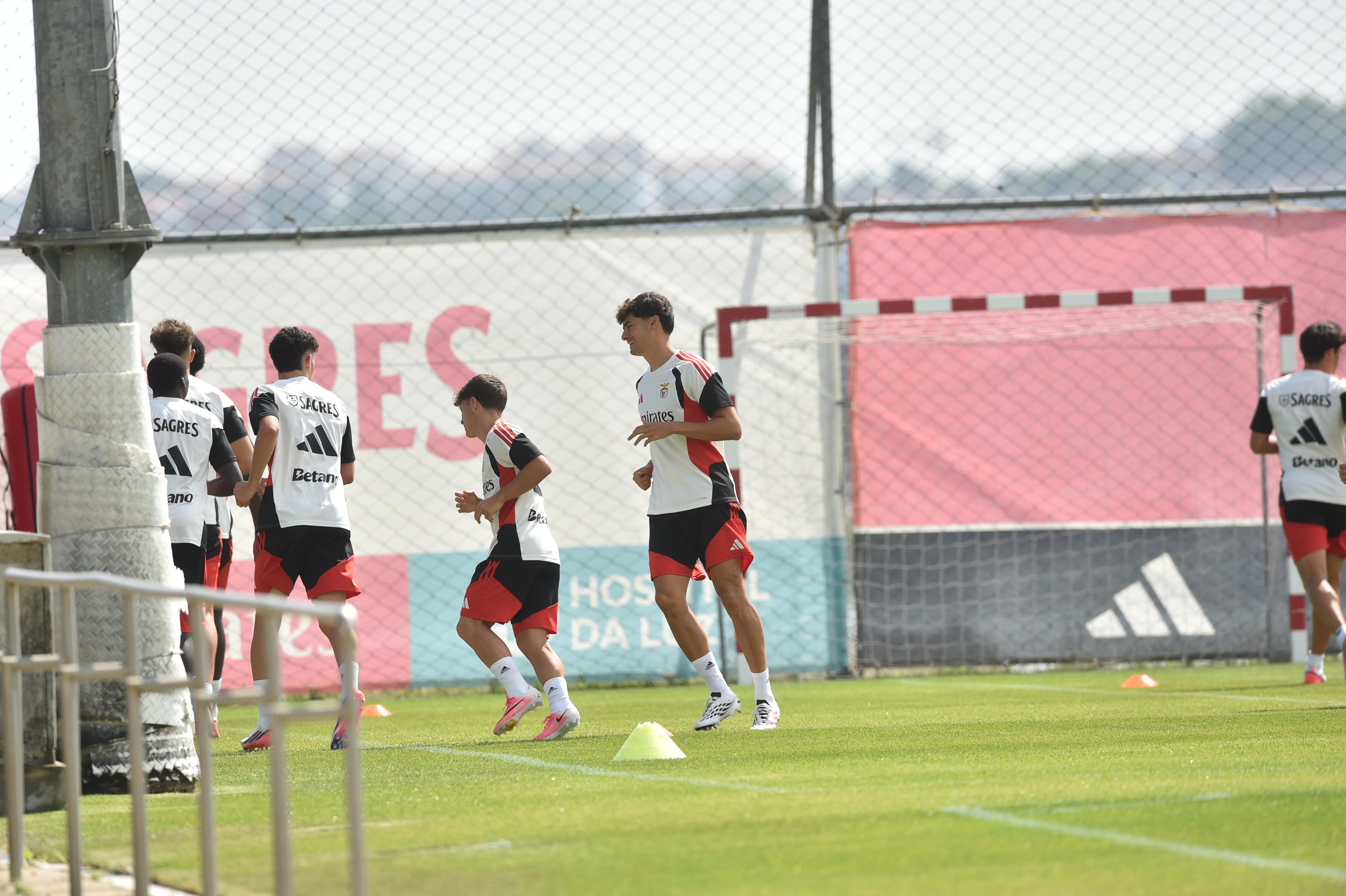 António Silva sorridente no treino do Benfica - Foto: A BOLA/Miguel Nunes