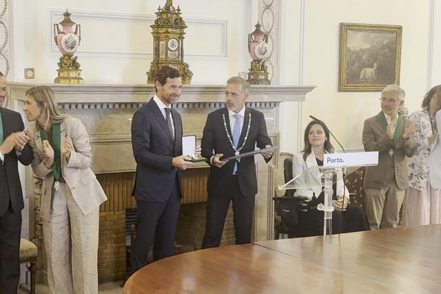 Villas-Boas recebe medalha de mérito desportivo da Câmara do Porto