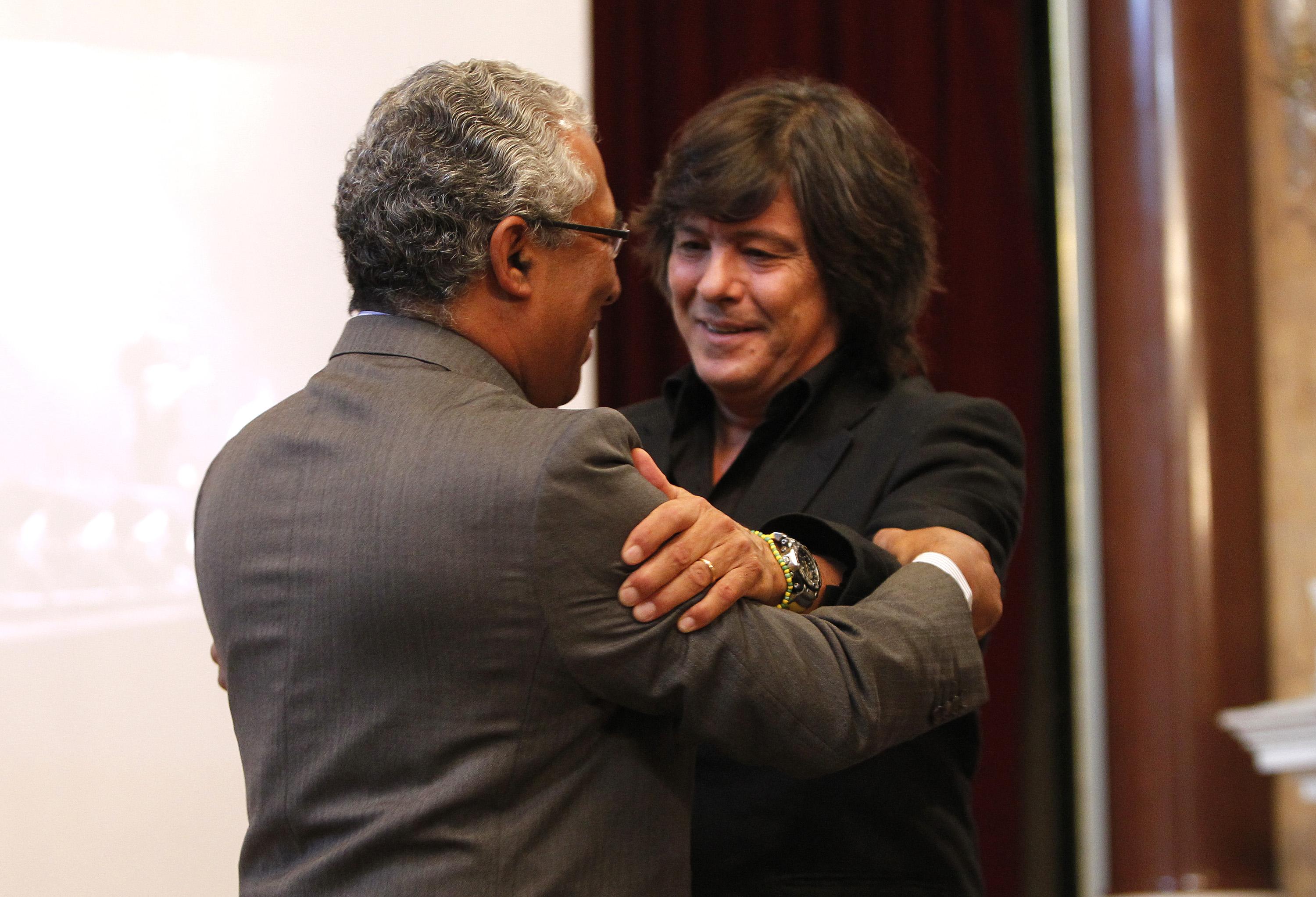 Cumprimento entre António Costa e Luís Represas na condecoração dos 35 anos dos Trovante no Salão Nobre da Câmara Municipal de Lisboa, em novembro de 2011 - Foto: A BOLA/António Azevedo