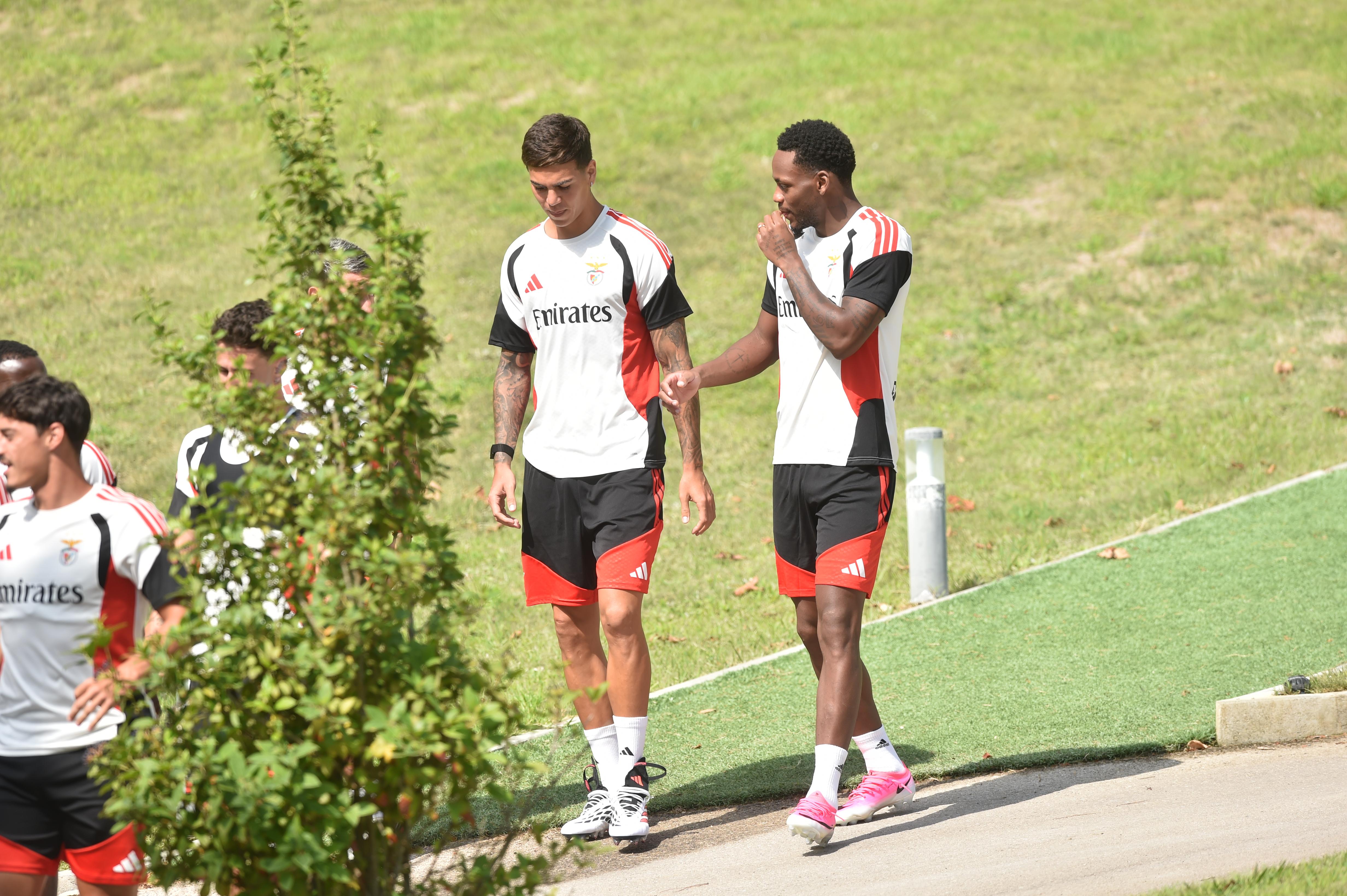 Enzo Barrenechea e Jhon Durán à entrada para o treino do Benfica - Foto: A BOLA/Miguel Nunes