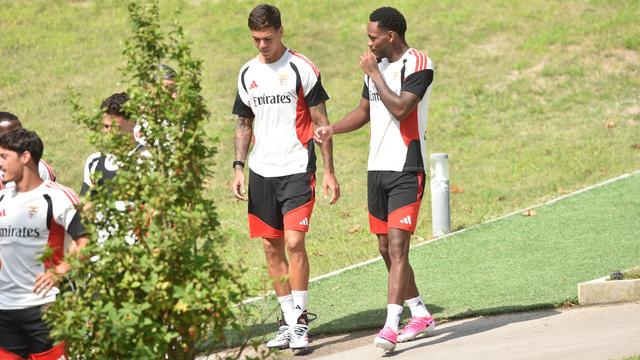 Enzo Barrenechea e Jhon Durán à entrada para o treino do Benfica - Foto: A BOLA/Miguel Nunes