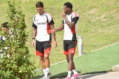 Enzo Barrenechea e Jhon Durán à entrada para o treino do Benfica - Foto: A BOLA/Miguel Nunes