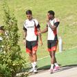 Enzo Barrenechea e Jhon Durán à entrada para o treino do Benfica - Foto: A BOLA/Miguel Nunes