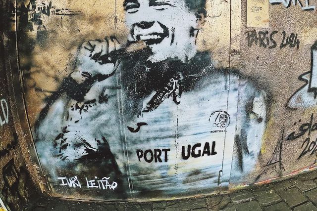 Iúri Leitão ganha incrível mural dourado em Paris (fotos)