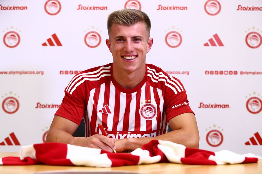 Costinha demonstra-se feliz no gigante do Pireu. (Foto: Olympiakos)