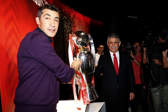 Bruno Lage e Luís Filipe Vieira com a taça de campeão da época 2018/2019