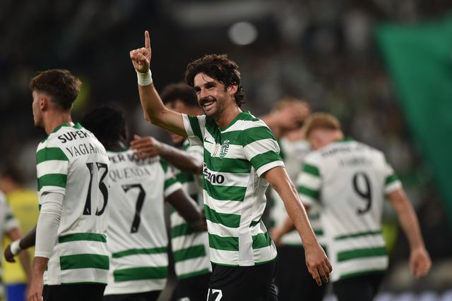 Francisco Trincão festeja um dos dois golos apontados no 6-0 ao Arouca em jogo da 2.ª jornada da Liga. Neste sábado, 23 de agosto, o bicampeão nacional joga na Madeira frente ao Nacional