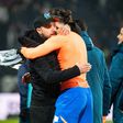 Roberto De Zerbi a abraçar Adrien Rabiot no Marselha