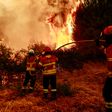 Bombeiros combatem as chamas durante um incêndio florestal que começou perto da Aldeia do Piódão, em Arganil, e alastrou até Silvares, no Fundão