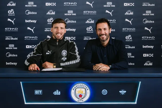 Rúben Dias com o diretor desportivo Hugo Viana