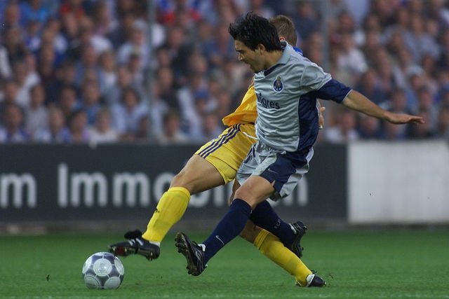 Deco, que fez um dos golos da vitória, por 3-2, do FC Porto na Suíça frente ao Grasshoppers, a 22 de agosto de 2001, tenta superar um defesa da equipa helvética