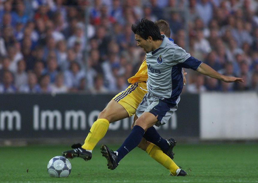 Deco, que fez um dos golos da vitória, por 3-2, do FC Porto na Suíça frente ao Grasshoppers, a 22 de agosto de 2001, tenta superar um defesa da equipa helvética