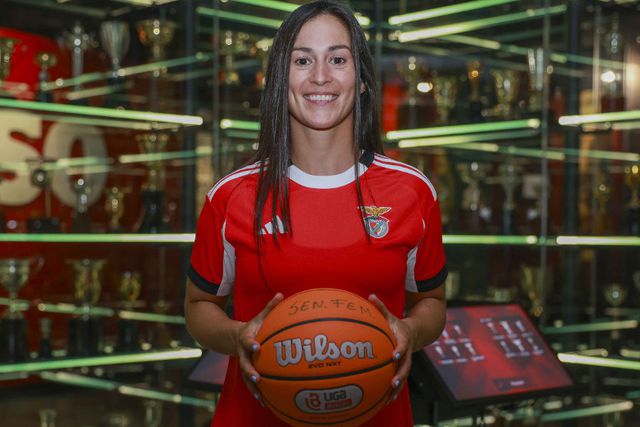 OFICIAL: ‘menina bonita’ dos fãs de basquetebol do Benfica está de volta