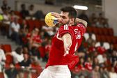 Pau Oliveras remata em jogo da equipa de andebol do Benfica